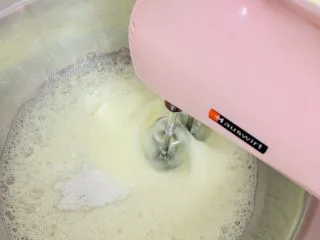 古早蛋糕（青汁）,打至大泡状态第一次加入糖。继续打发有纹路出现时第二次加入剩余的糖。