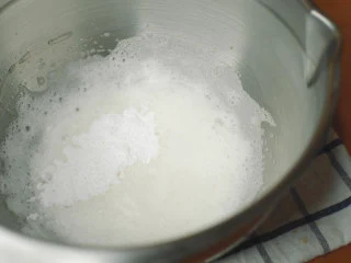 抹茶魔法蛋糕,打发蛋清,先打半分钟,变成啤酒泡。加入一半细砂糖。