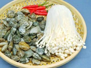 烤箱版【金针菇蒜香烤花蛤】,准首先要挑选新鲜的活蛤蜊,最好是一个个挑,挑那些伸出小舌头的小家伙们。