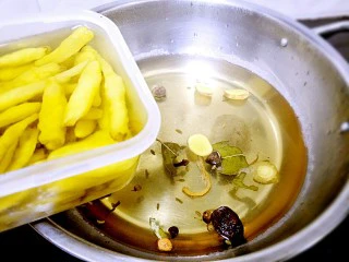 ~泡椒凤爪~,加入准备好的泡椒和泡椒水。