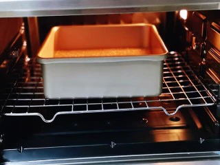 红糖枣糕别在外面买了~自己在家做~健康无添加,将烤盘入烤箱下层的烤网上。