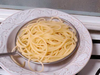 芝滋味浓滴【培根蘑菇白酱意面】,煮好后捞出沥水备用