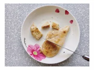 三文鱼鸡胸牛油果沙拉,鸡胸肉切丁，先顺丝切条，再垂直切丁，这样切面比较平整。切好丁后备用。