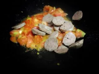 了不起的小番茄 番茄牛丸芝士意面,再加入牛丸一起翻炒15秒。