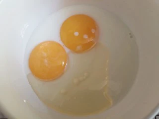 平底锅舒芙蕾,蛋黄的碗里加入牛奶,酸奶,油