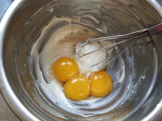 摩卡大理石纹戚风,加入蛋黄搅拌均匀