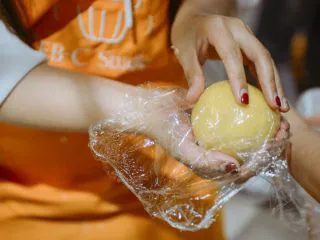 #春日烘焙教室#草莓塔/水果塔,包上保鲜膜放入冰箱冷藏。