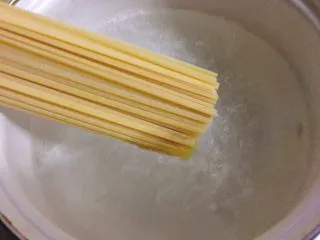 了不起的小番茄 番茄牛丸芝士意面,锅中煮水,加入一点点盐。 水沸腾后,加入意面。