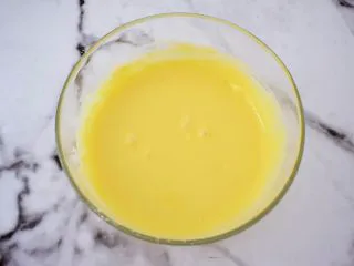 香葱肉松蛋糕卷,搅拌均匀拌成细腻的面糊