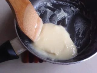 超柔软的棉花蛋糕,立即离火,加入面粉并快速搅拌成顺滑的烫面团,放入另一个盆里备用。