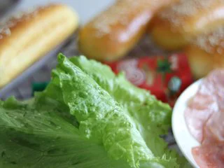 胡萝卜热狗面包,做营养美味早餐,期间可以准备好生菜、火腿片煎一下