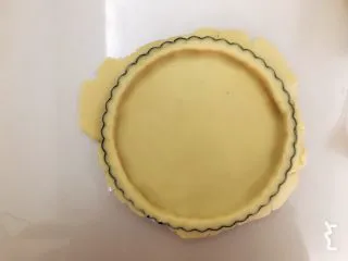 草莓挞（蛋挞皮➕蛋挞水通用）,平铺在派盘上，边缘多余的擀掉，可以做一个布丁碗