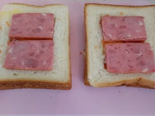 快手早餐&吐司鸡蛋烤火腿&小米粥,把火腿片盖上（如图）