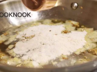 起司螃蟹通心粉,倒入中筋面粉 转中小火