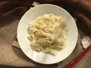 奶酪番茄鸡蛋面,面捞出淋干水分放在碗里。