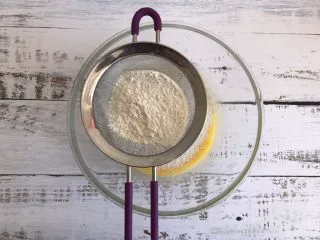 蔓越莓蛋糕卷,筛入低筋面粉