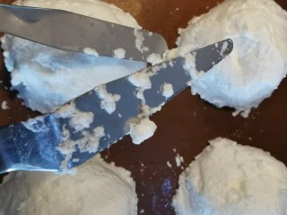 空气舒芙蕾~消耗蛋白的好方法,用两个抹刀或者勺子背面整形