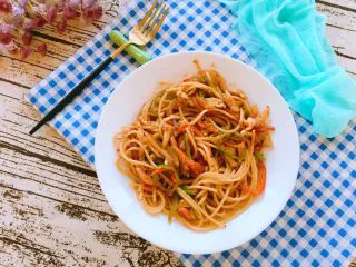 西餐之黑椒鸡丝意大利面,装盘即可食用了，有白芝麻的还可以撒些，家里没有了，我没撒。