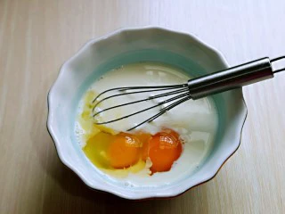 会爆浆的脏脏蛋挞～咬一口细滑醇香,再加入鸡蛋，用打蛋器打至均匀。
