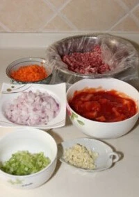 意大利肉酱面 ,洋葱、胡萝卜、西芹、蒜都切成碎末，取出番茄罐头中的番茄切碎，备用