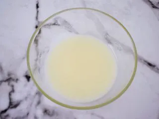 香葱肉松蛋糕卷,牛奶加入玉米油搅拌至乳化状 