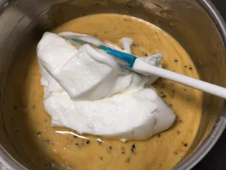 咖啡玉枕蛋糕,取三分之一的蛋白进蛋黄糊中。