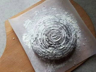 天然酵种割口欧包,将面团倒扣在披萨铲上