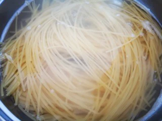 改版奶油意面,锅中水沸放入意面煮至八分熟后捞出沥干水份