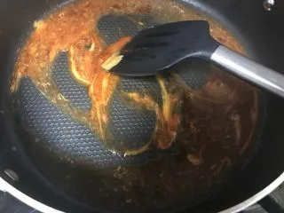 秘制芝心卷边披萨,烘烤醒发饼皮期间可以制作酱料：锅内倒入适量的油，烧热后加入洋葱碎和西红柿碎（我家宝贝不喜欢这两种材料所以我这次省略了，以前放过，口感特别好所