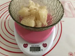 胜过冰淇淋蛋糕的「奥利奥冻芝士蛋糕」,取两瓣柚子剥皮，留下果肉。