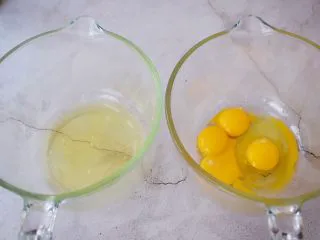 棉花纸杯蛋糕,鸡蛋是这样分配的：3个蛋清，3个蛋黄和1个全蛋，这样分别分离好备用