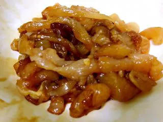 意大利面原来可以这样做，简单、营养、美味,煮面条的时候鸡肉切条加老抽码味。