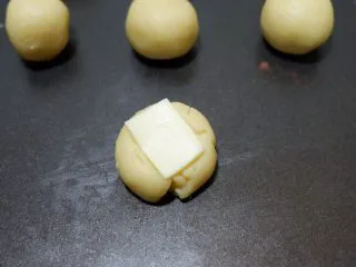 咸香芝士曲奇饼干,放在饼干的中心处。