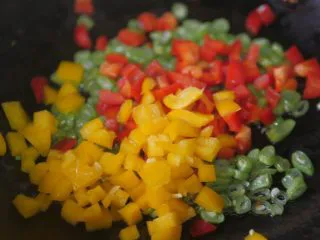 蔬菜虾仁焗饭,加入红黄椒一起翻炒