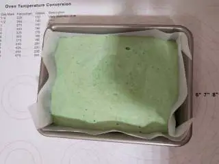 抹茶荔枝慕斯蛋糕,拌好的蛋糕糊倒入学厨9寸不沾烤盘中,轻磕几下震出大气泡