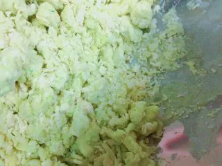 马卡龙色 高颜值汤饺系列@@ 猪肉大葱馅●麦穗饺,然后再加一点水，把它弄成大点的絮块，因为饺子的面要稍微的软一点，才好塑型，所以要水多一点。大概水和面的比例是1比3.相当于300g的面，就要100g的水。当然要看你搅拌的时候均匀不，别刚开始，水就都倒下去了。