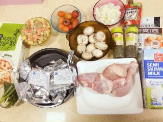 小白也会的奥尔良烤鸡腿披萨 「8寸薄脆版」,开始备料吧！呵呵，感觉好多种呢！图里，我准备的是比较多的量，够做2-3个8寸的了。嘻嘻，你们做一个8寸的不用准备那么多，就按表格里写的量准备就好了呢。