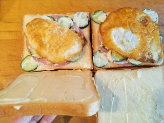 超快手三明治~十分钟就能搞定,两片吐司盖在铺满食材的吐司上面