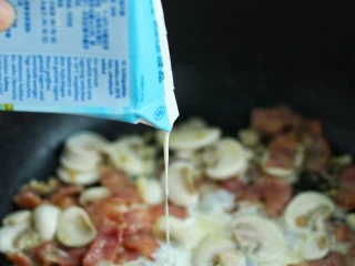 奶油蘑菇培根意面,倒入淡奶油