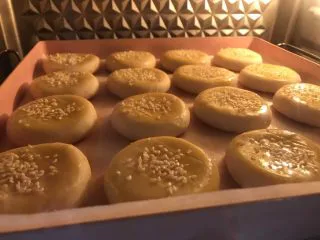 金沙奶黄馅老婆饼,放入预热好的烤箱180度15分钟。