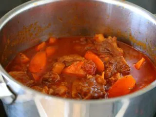 #食二星座#法式红酒炖牛肉 Boeuf Bourguignon,11.然后将胡萝卜块放入牛肉锅里继续炖，大约10分钟就可以炖好。 