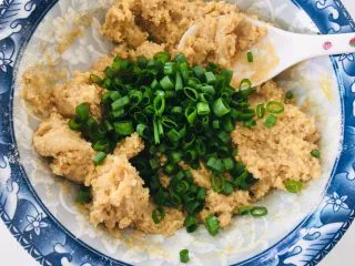 全麦香葱饼干,放入葱花。