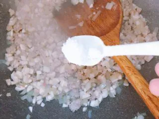 番茄蘑菇肉酱意大利面,加入一小勺盐调味