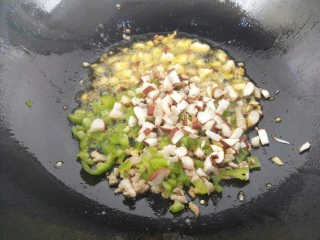 青椒香菇牛肉意面,加入香菇和青椒