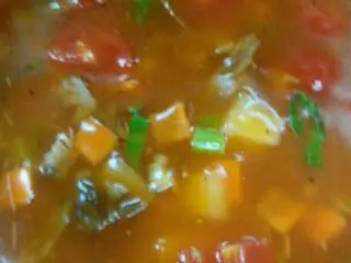 俄式酥皮 罗宋汤,牛肉切小粒 其它素菜原料切小方片 锅放黄油先炒牛肉 再加入茄膏 沙司少许 略炒 倒入骨汤 烧开下去蔬菜煮3~5分钟