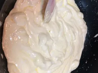 新晋咸口网红——海苔肉松咸蛋黄雪花酥,慢慢棉花糖会和黄油融合在一起，不过现在还有白白的没有化干净的块，用刮刀碾压一下会更快化