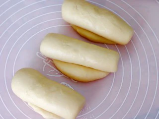 超绵软吐司(一次发酵),由上往下卷起。