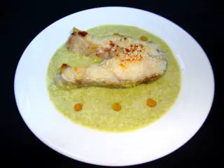 芝麻豌豆鳕鱼浓汤,豌豆汤倒在盘中，放上鳕鱼，撒炒熟的白芝麻，在周围滴几滴香油点缀