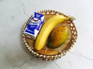芒果香蕉奶昔,准备好食材