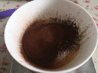 心形玛德琳蛋糕,再筛入可可粉划Z字搅拌均匀，千万不能划圈，否则面糊会起筋，影响成品的口感，